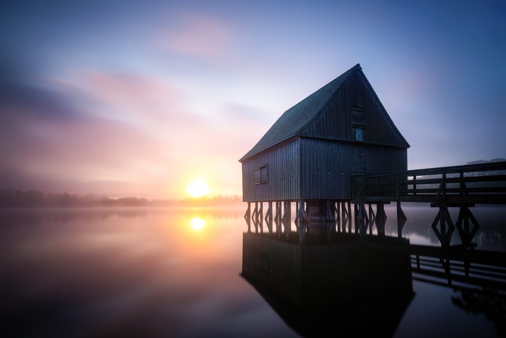 Soluppgång vid Misty Boathouse av Christoph Schaarschmidt
