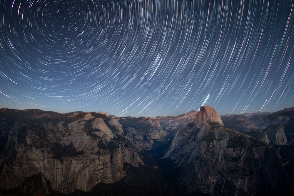 Stjärnspår över Half Dome av Christoph Schaarschmidt