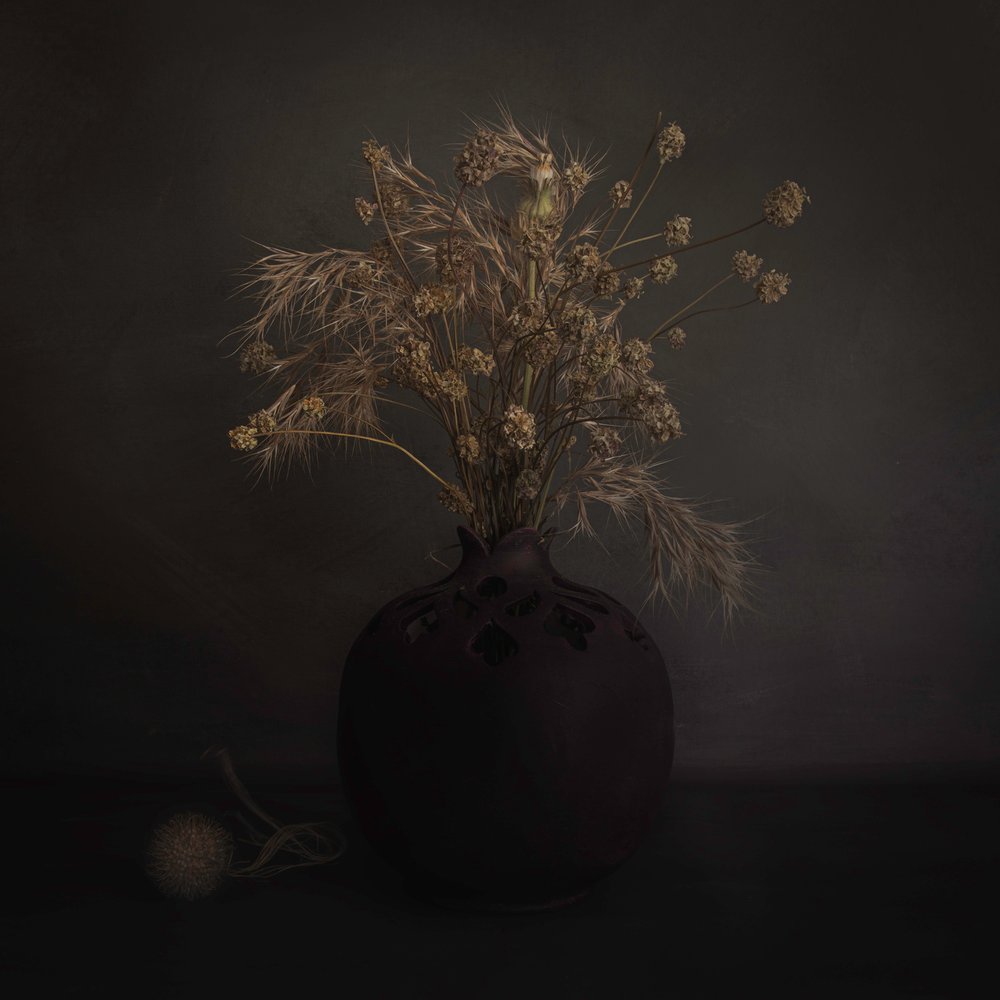 Mörkt botaniskt arrangemang av Cicek Kiral