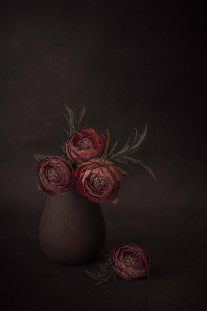 Mörkt blomsterstilleben av Cicek Kiral