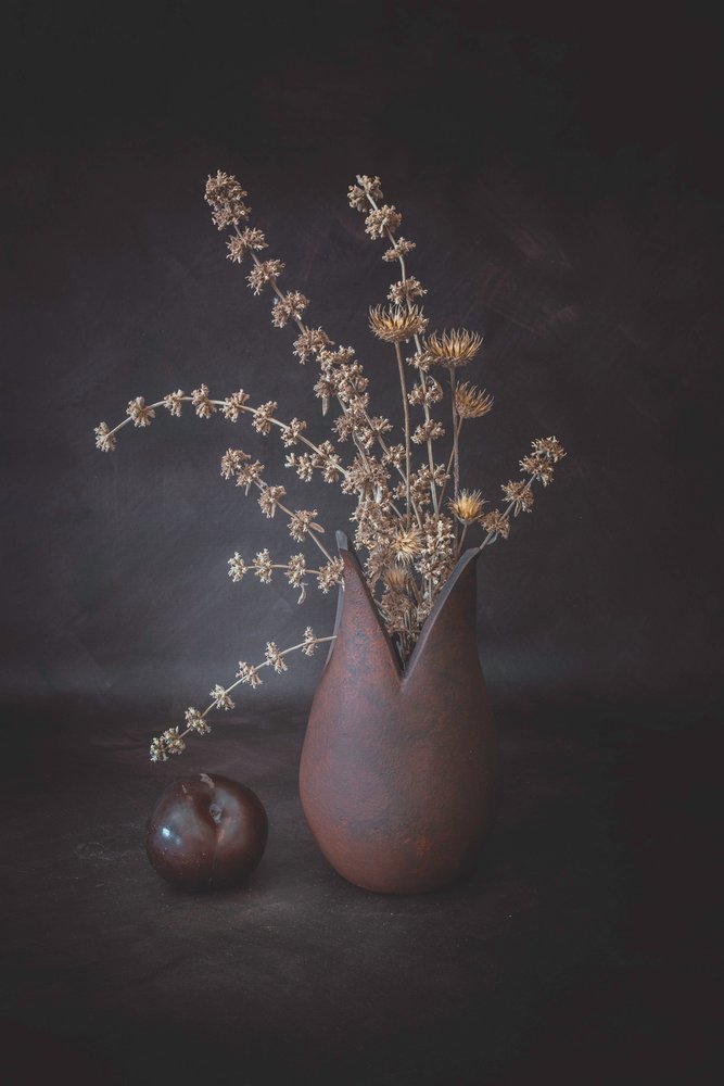 Stämningsfullt blomsterstilleben av Cicek Kiral