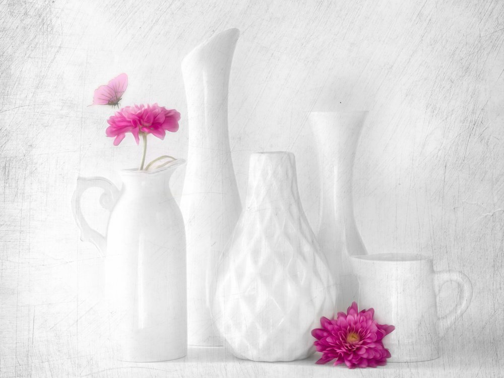 Rosa blommor i vita vaser av Cristiano Giani