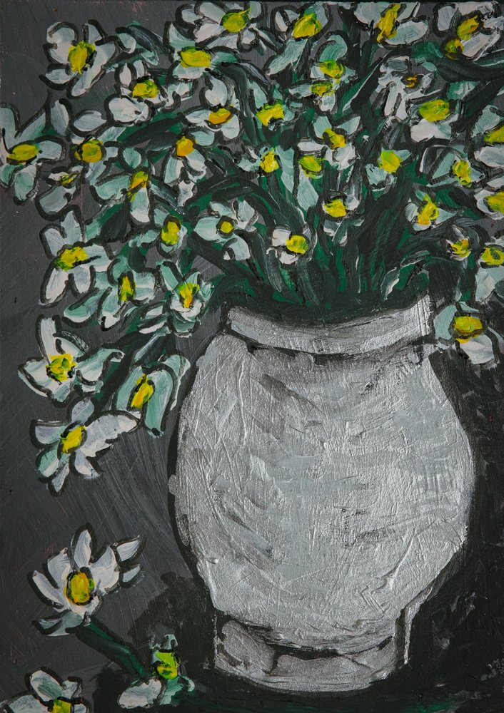 Vita blommor i grå vas av Dale Hefer & Family