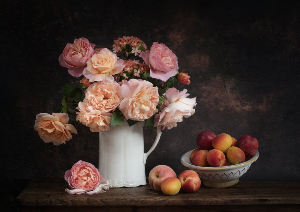 Eleganta rosor och persikor av Denis O Reilly