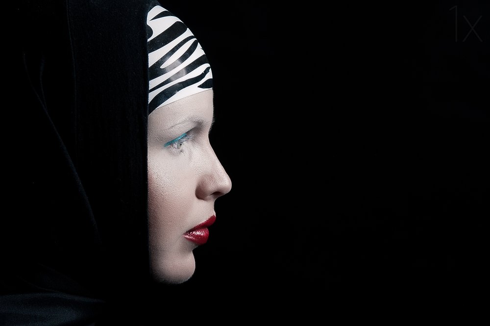 Profil för en mystisk kvinna av Denisa Justusová Šumcová