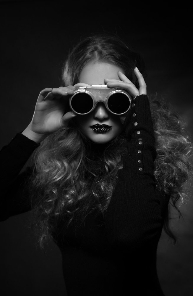 Porträtt med steampunk-skyddsglasögon av Denisa Justusová Šumcová