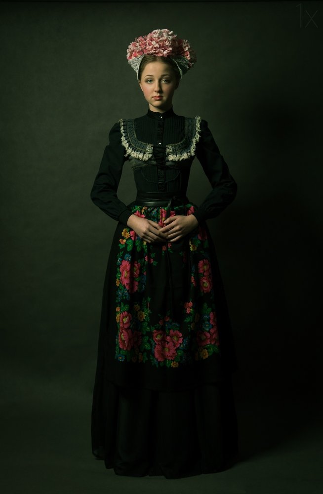 Ung kvinna i blommig folkstil av Denisa Justusová Šumcová