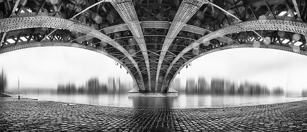 Reflektioner över stålbron av EM-Photographies