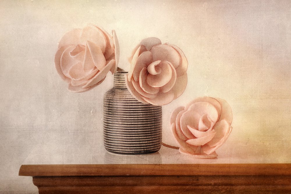 Delikat blomsterstilleben av Elena Arjona