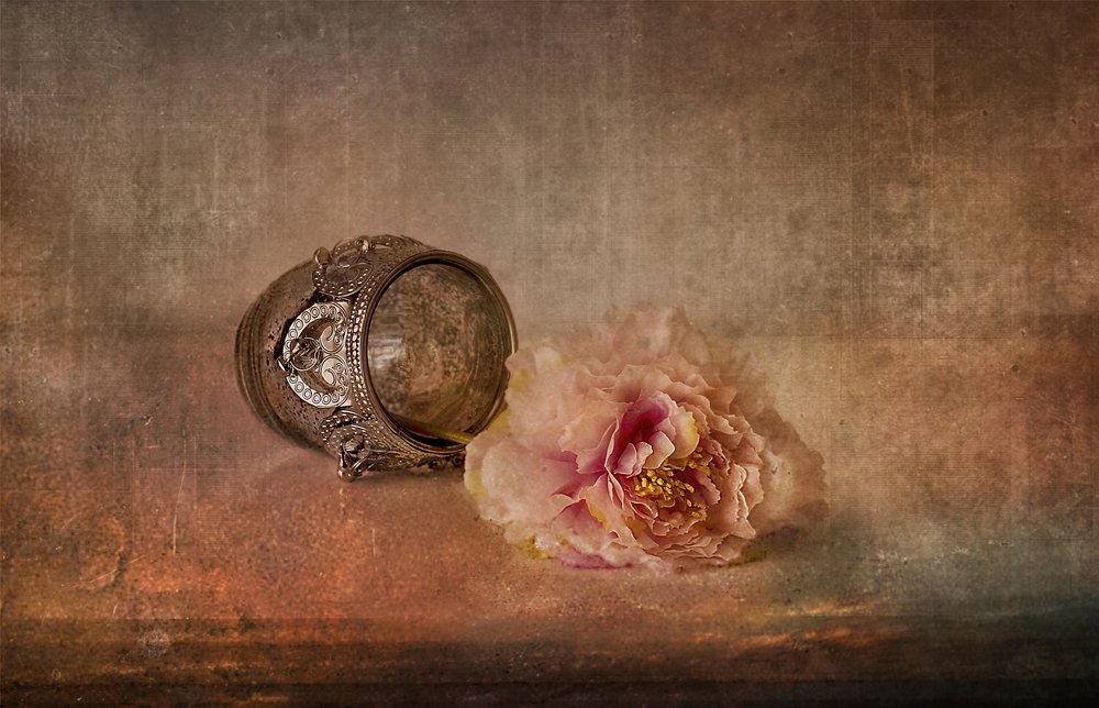 Rosa pion och minnessak av Elena Arjona