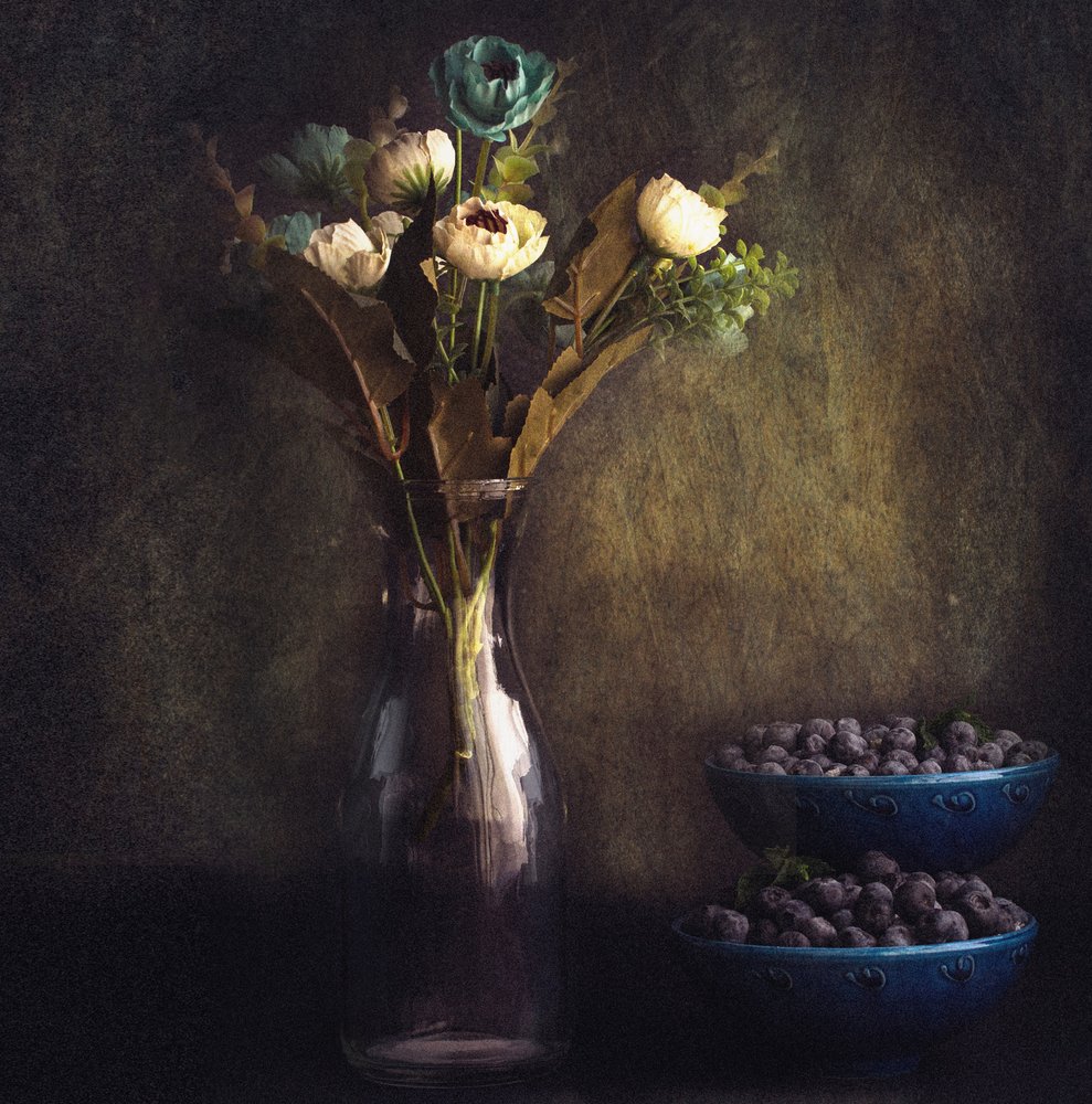 Stämningsfullt stilleben med blommor och bär av Farid Kazamil