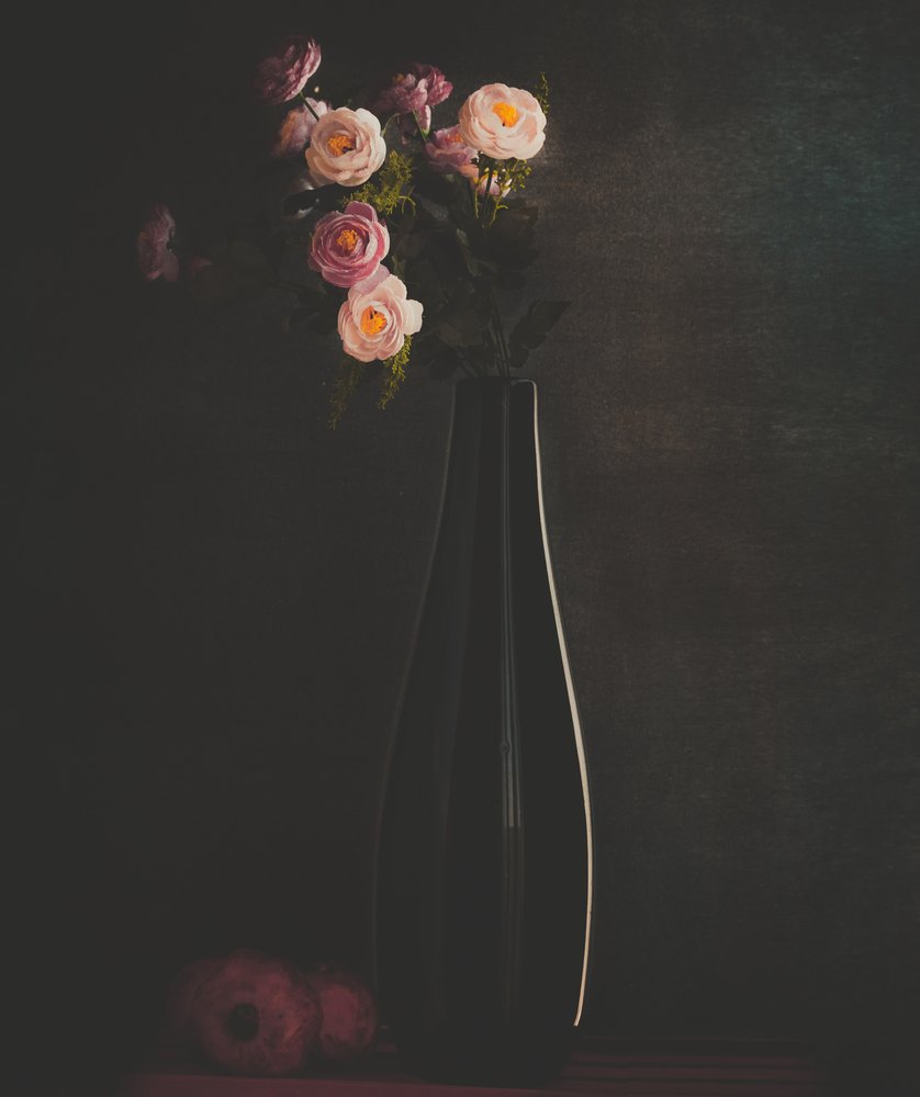 Stilleben med stämningsfulla blommor av Farid Kazamil