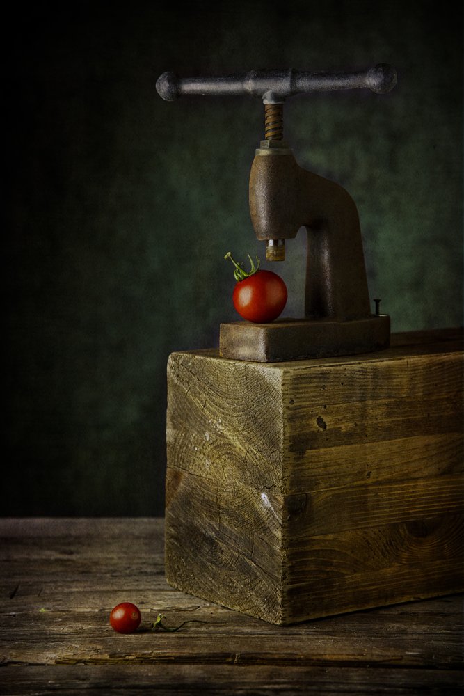 Stilleben med en gammaldags tomatpress av Felice Angelino
