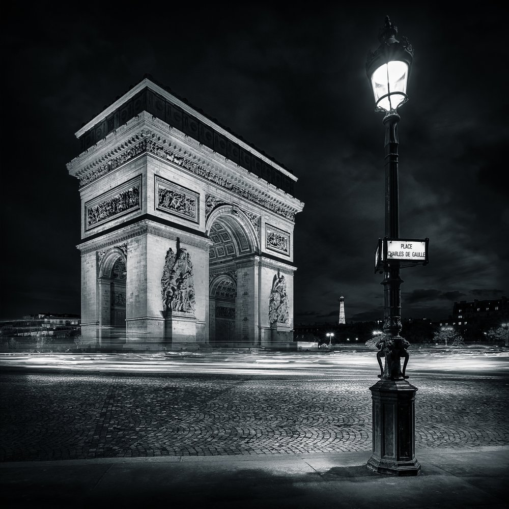 Triumfbågen vid Étoile i Paris i svartvitt av Frédéric MONIN