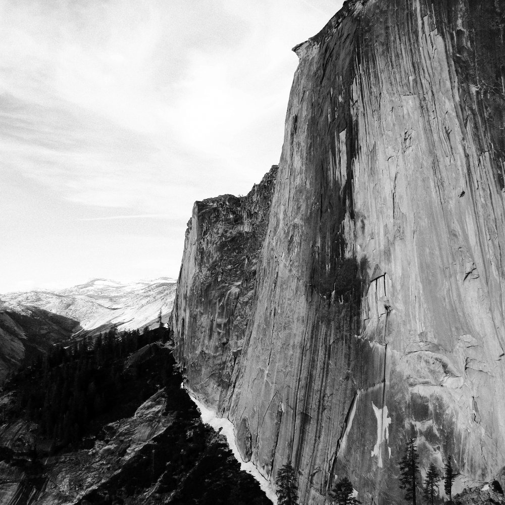 Den majestätiska bergsstigen längs klippkanten av Gemma Bardot
