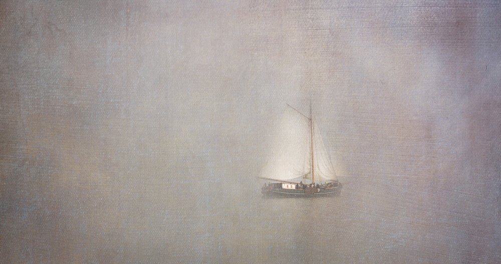 Segelbåt i dimman av Greetje van Son