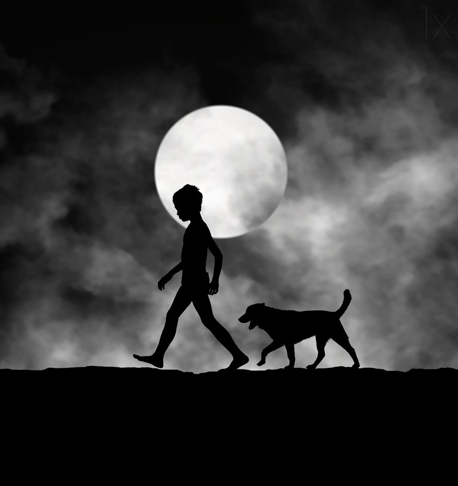Barn och hund i månskenet av Hengki Lee