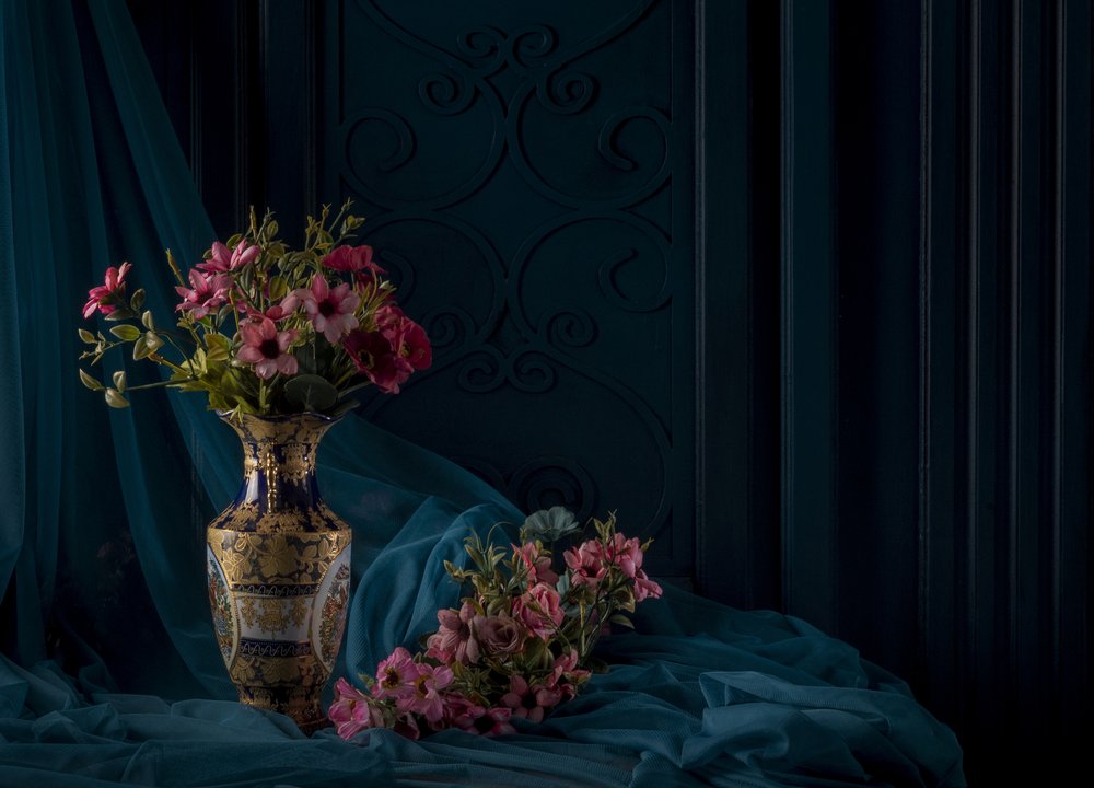 Eleganta blommor i guldvas av Homeira moazami