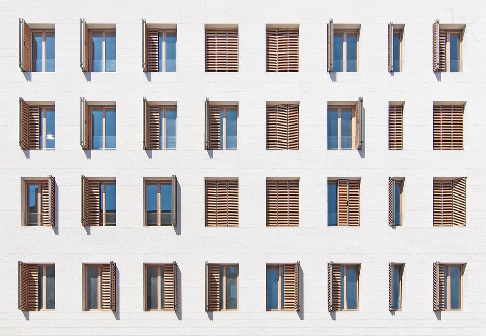 Geometrisk fönsterfasad av Igor Bakotic