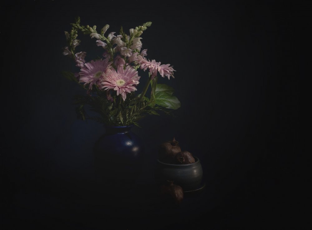 Mörkt blomsterstilleben av John-Mei Zhong