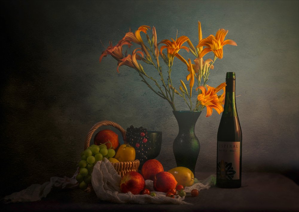 Stämningsfullt stilleben med vin av John-Mei Zhong