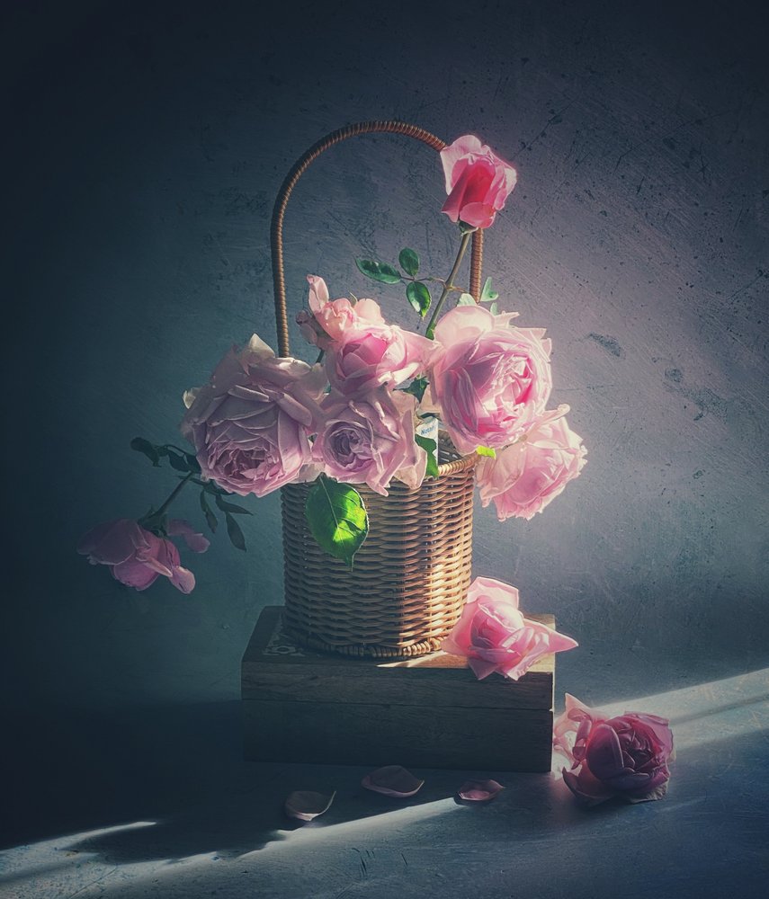 Korg med rosa rosor av Judy Tseng