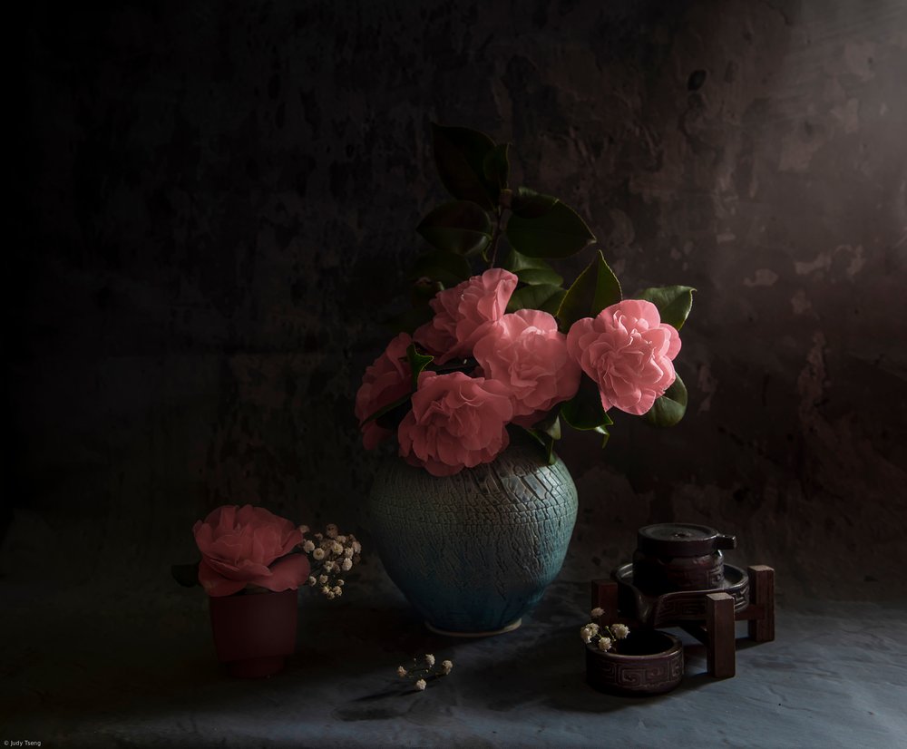 Stämningsfullt kameliarrangemang av Judy Tseng