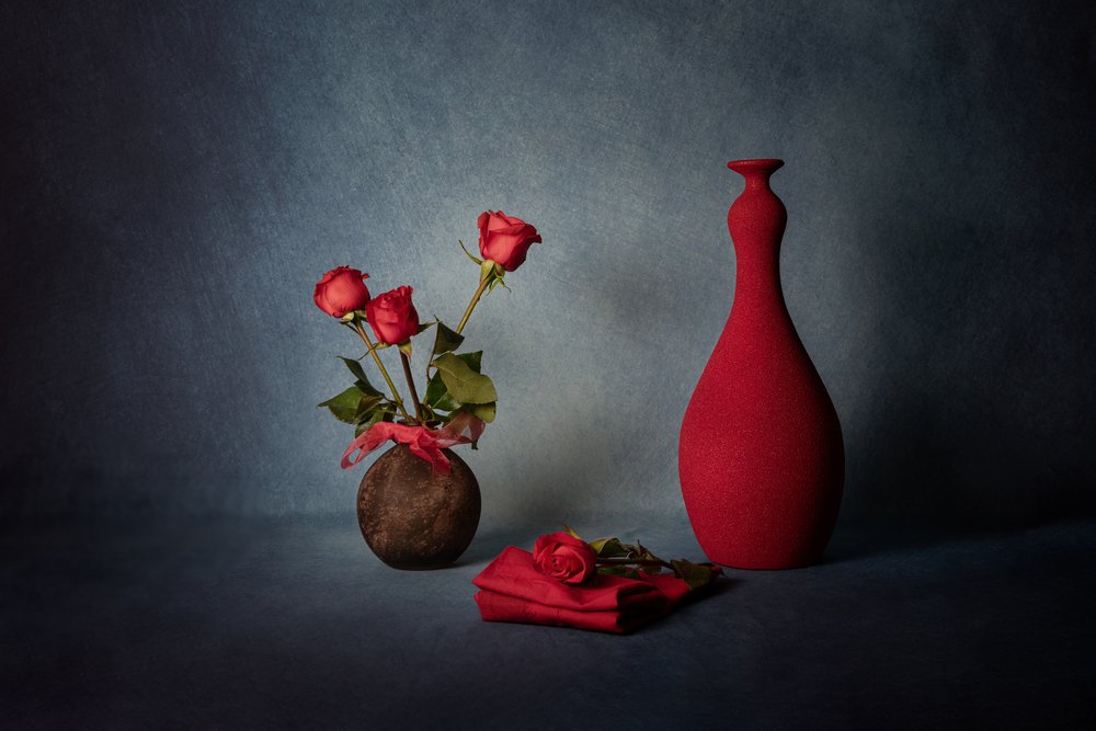 Elegant stilleben med röda rosor av Leah Xu