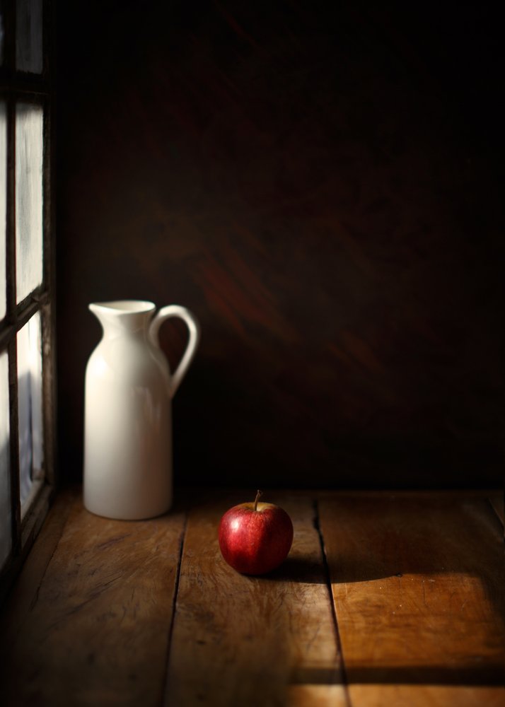 Stilleben med äpple och fruktkärna av Luiz Laercio