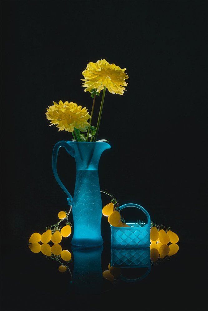 Blått glas, gula blommor av Lydia Jacobs