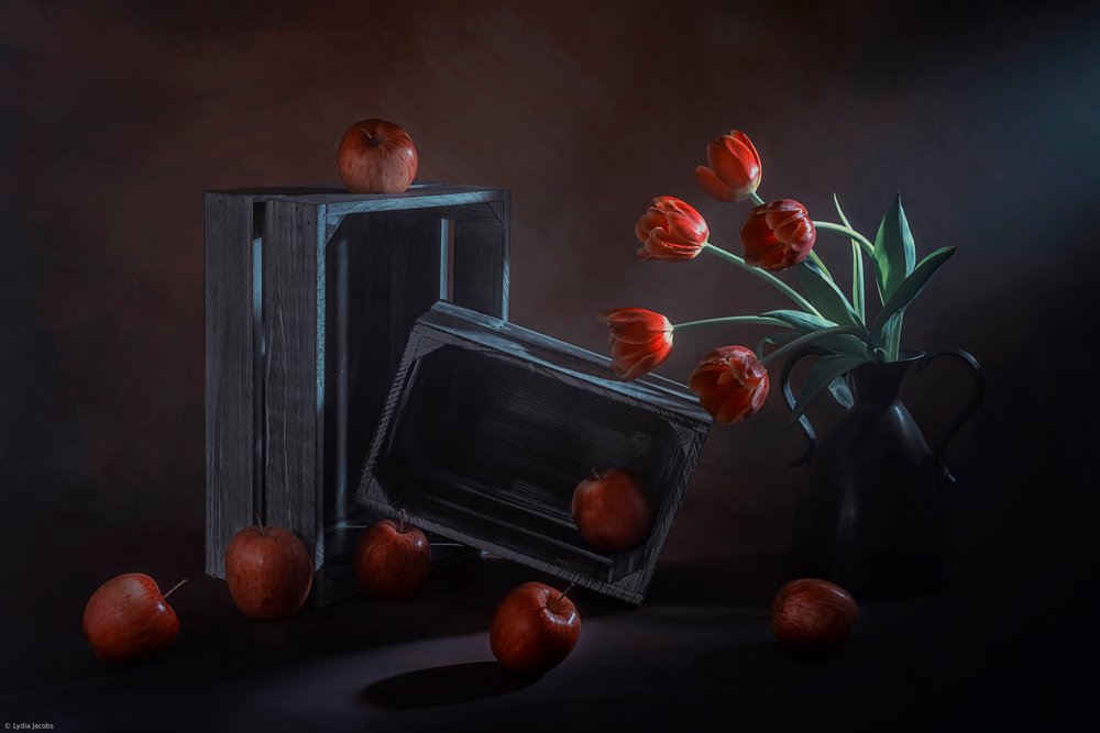 Stilleben med mörka blommor och frukter av Lydia Jacobs