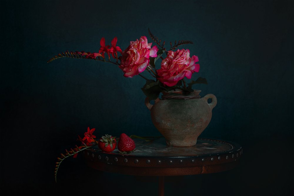 Mörkt blomsterstilleben av Lydia Jacobs