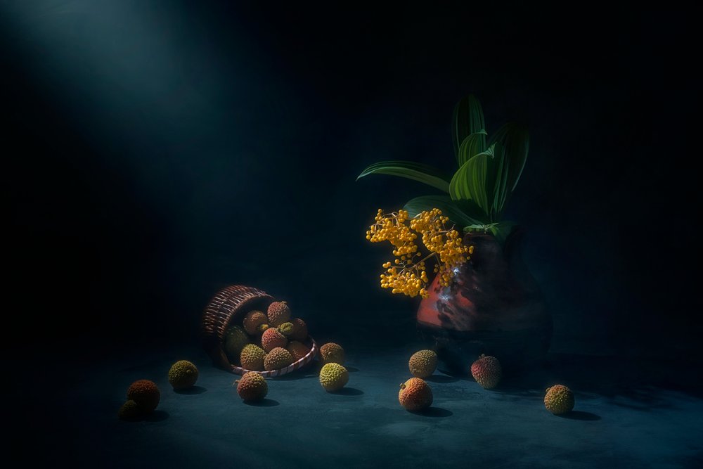 Dramatiskt stilleben med litchi av Lydia Jacobs