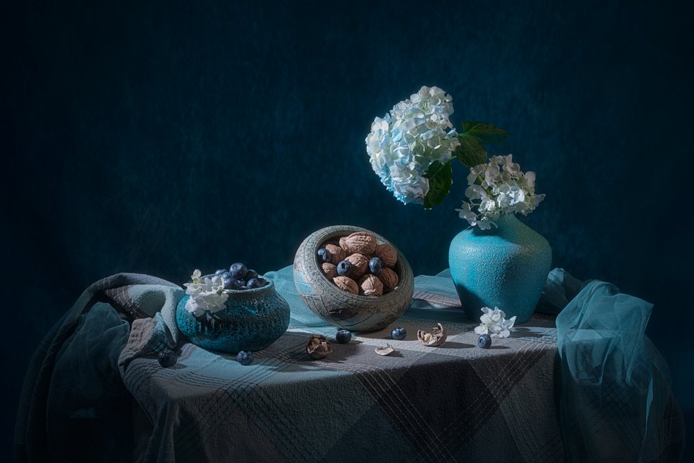 Elegant blått stilleben av Lydia Jacobs