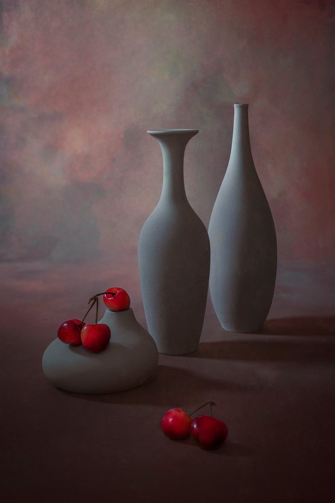 Elegant stilleben med körsbär av Lydia Jacobs