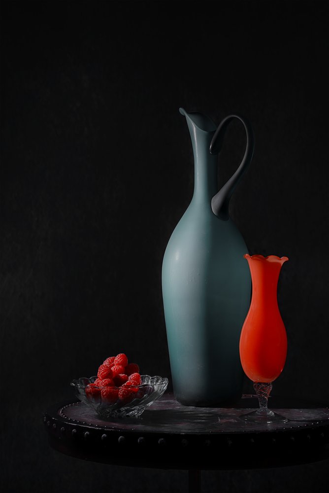 Eleganta vaser och hallon av Lydia Jacobs