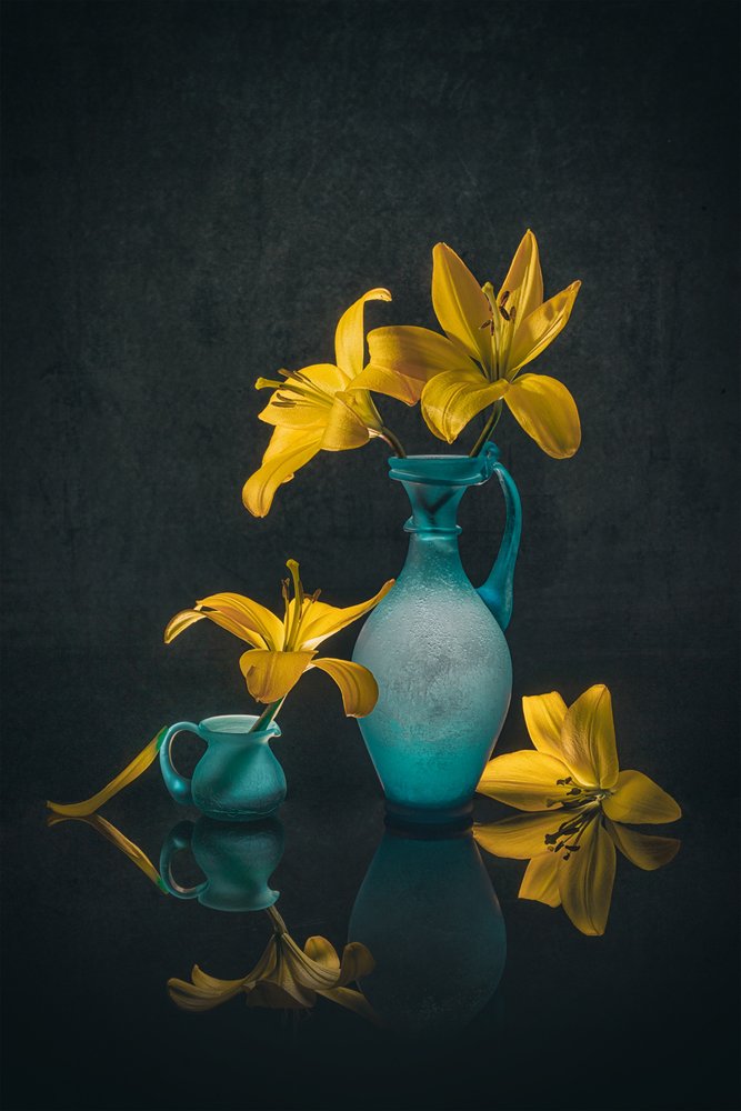 Golden Lilies-vaser i turkos av Lydia Jacobs