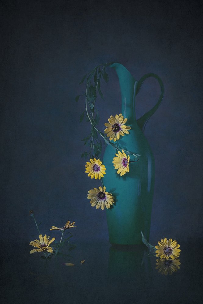 Stämningsfullt blomsterstilleben av Lydia Jacobs