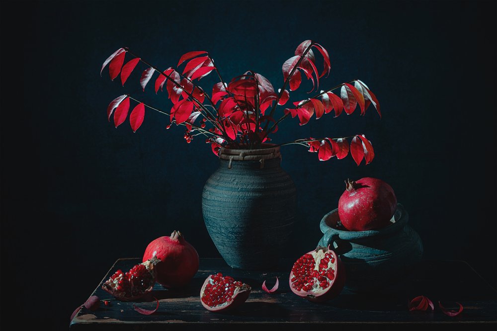 Stilleben med röd granatäpple i stämningsfull färg av Lydia Jacobs