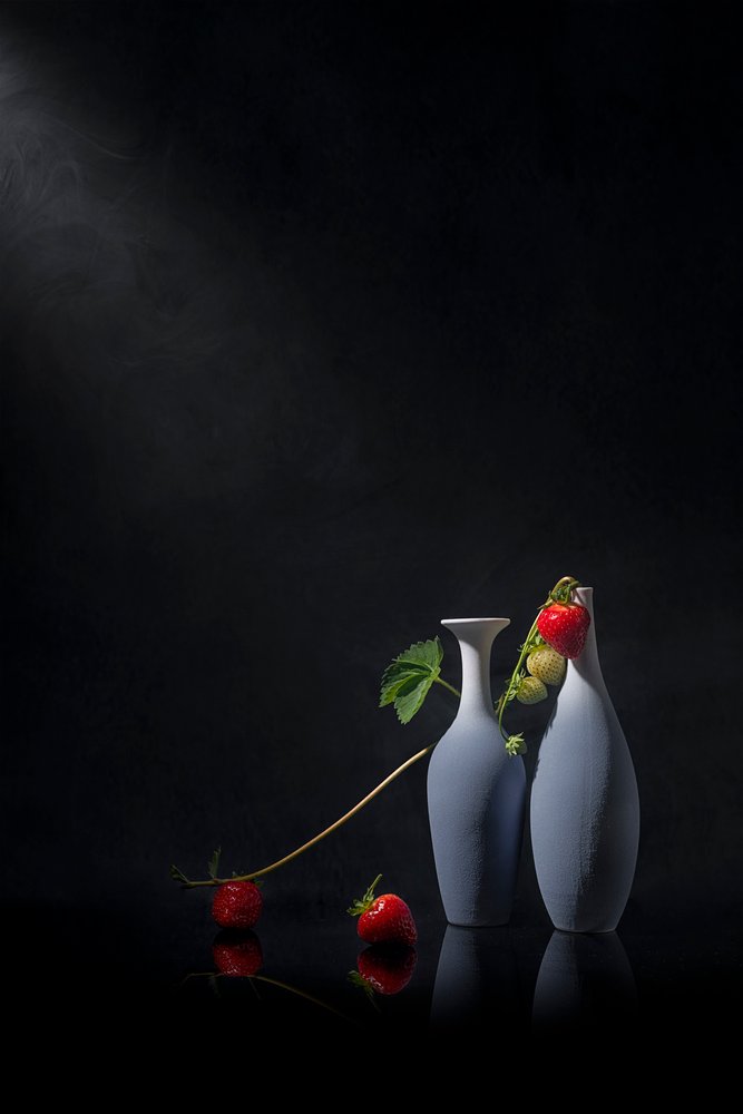 Vaser i färgen ”Moody Strawberry” av Lydia Jacobs