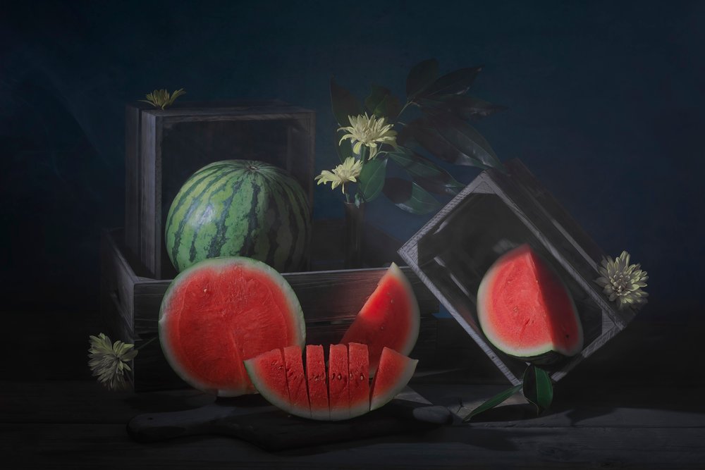 Stilleben med vattenmelon i stämningsfull stämning av Lydia Jacobs
