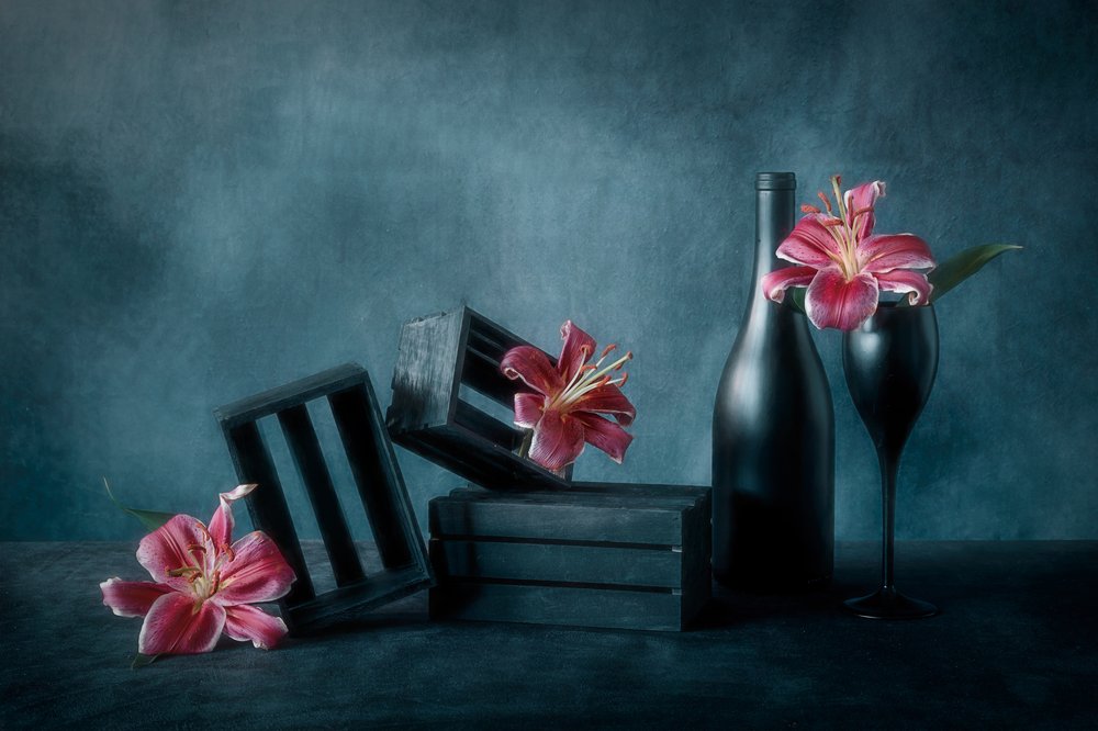 Moody Wine och Lilies av Lydia Jacobs