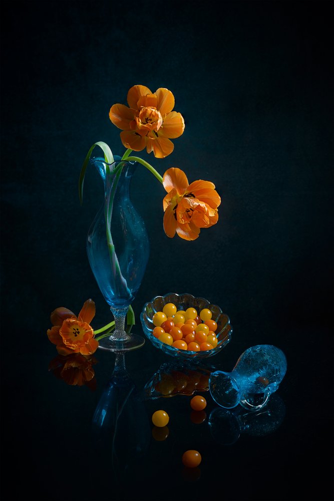 Orange blommor i blått glas av Lydia Jacobs