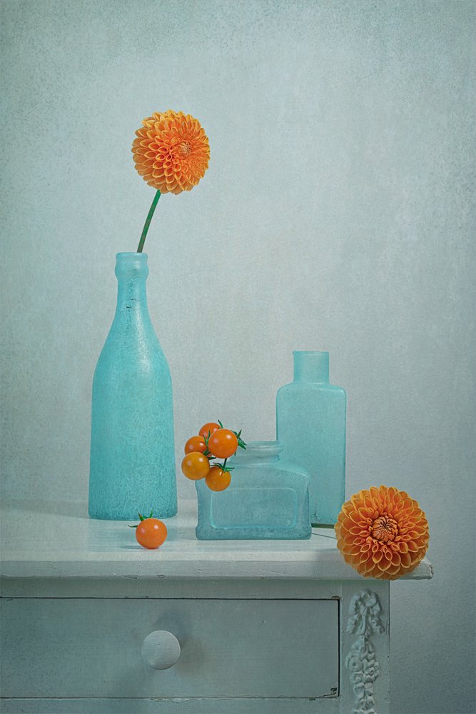 Orange, dahlia och blå vaser av Lydia Jacobs