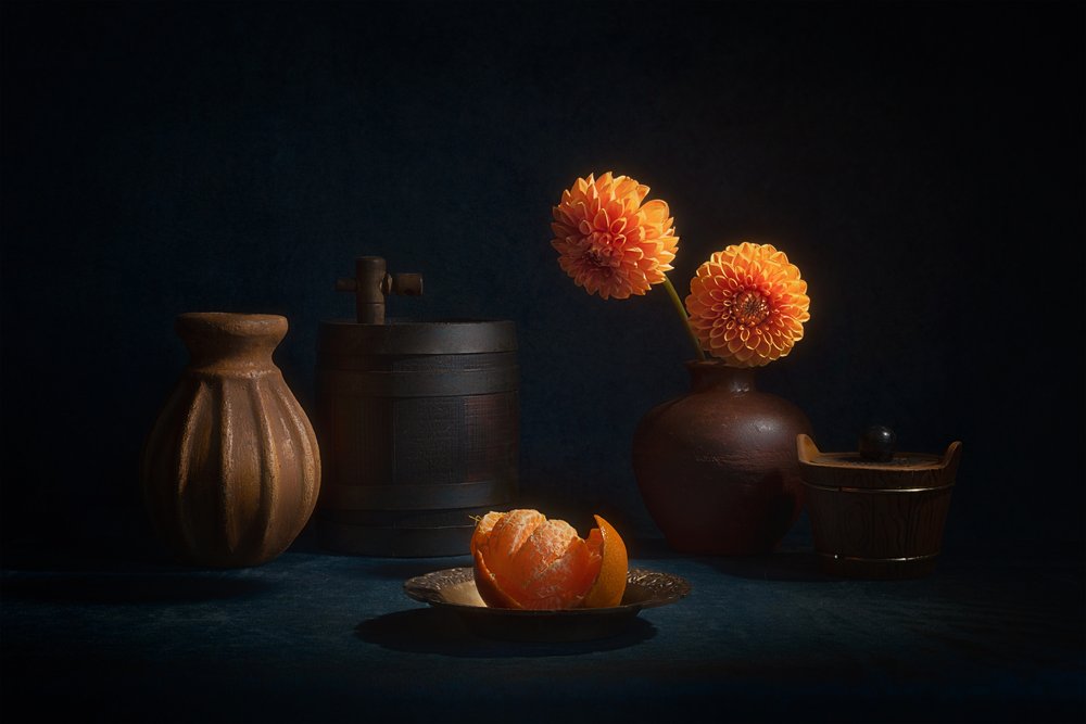 Stilleben med orange dahlia av Lydia Jacobs