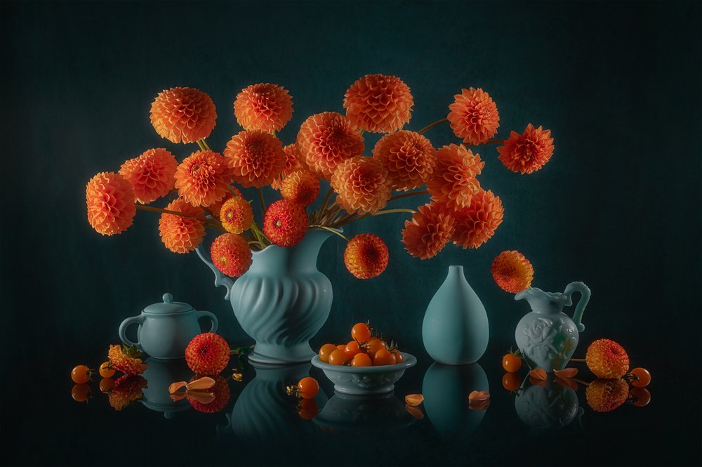 Stilleben med orange dahlior av Lydia Jacobs