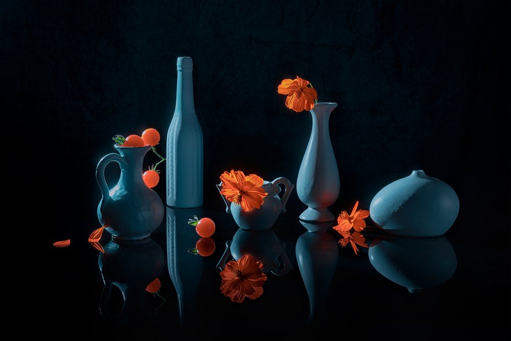 Orange blommor i blå vaser av Lydia Jacobs