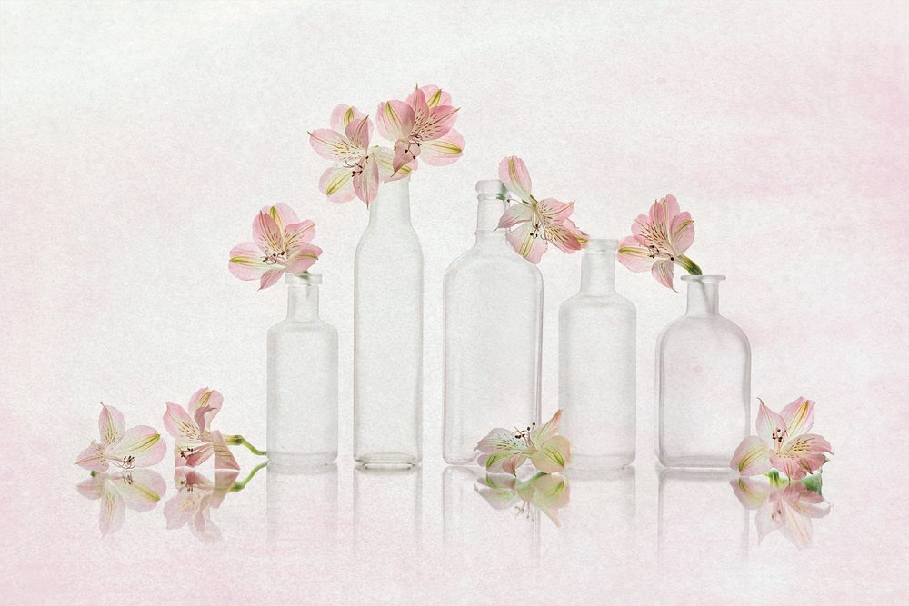Rosa blommor och glas av Lydia Jacobs