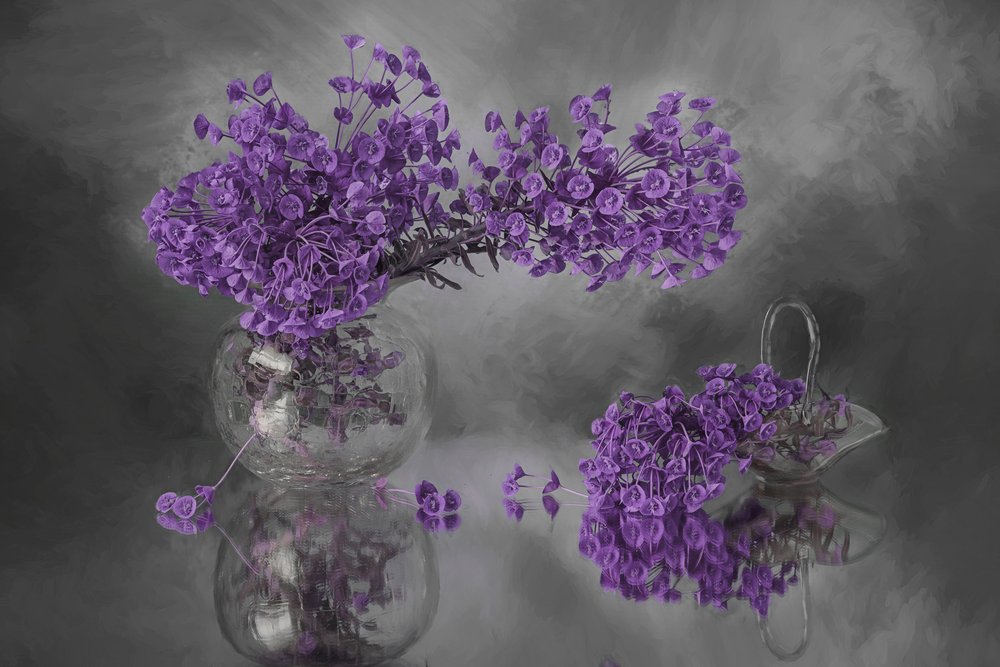 Reflektion av lila blommor av Lydia Jacobs