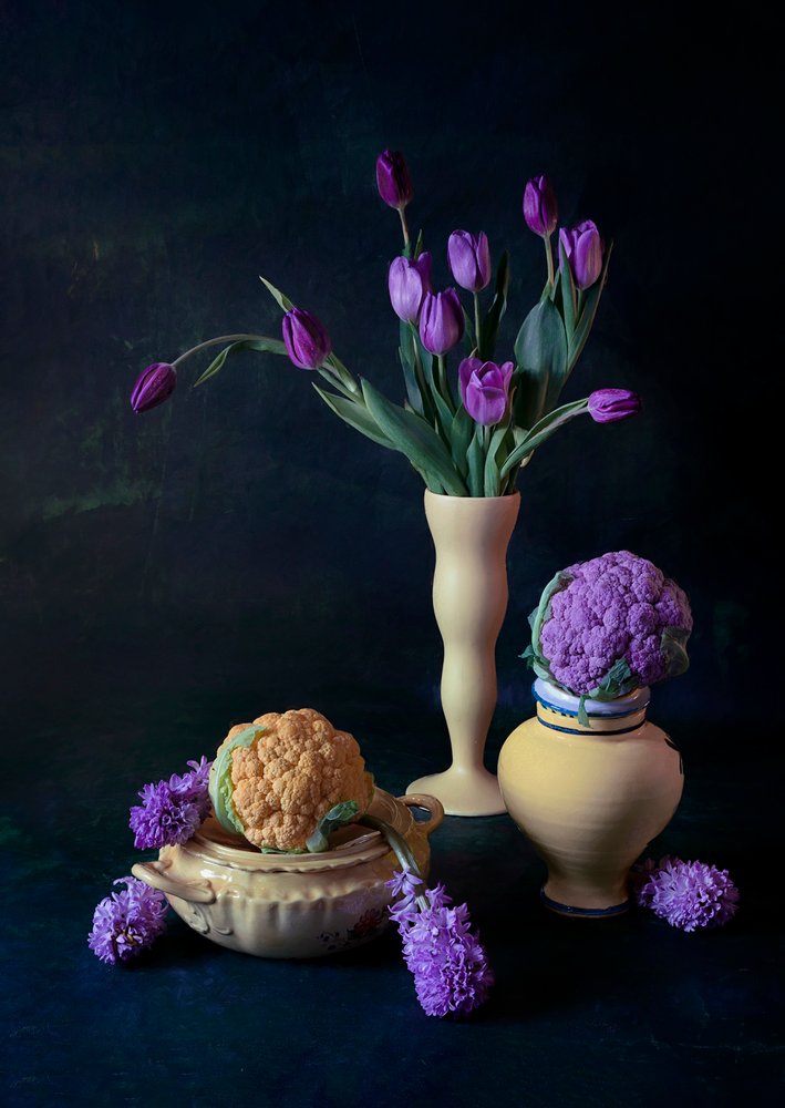 Lila tulpaner och blomkål av Lydia Jacobs